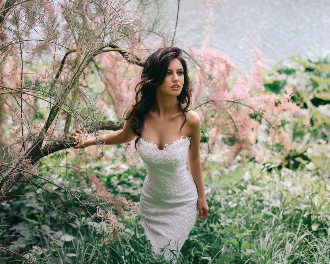 Модель Aurela Skandaj в белом платье