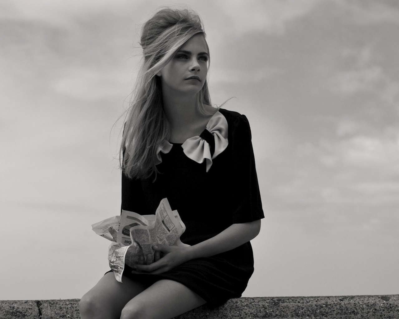Черно белое фото модели Кара Делевинь