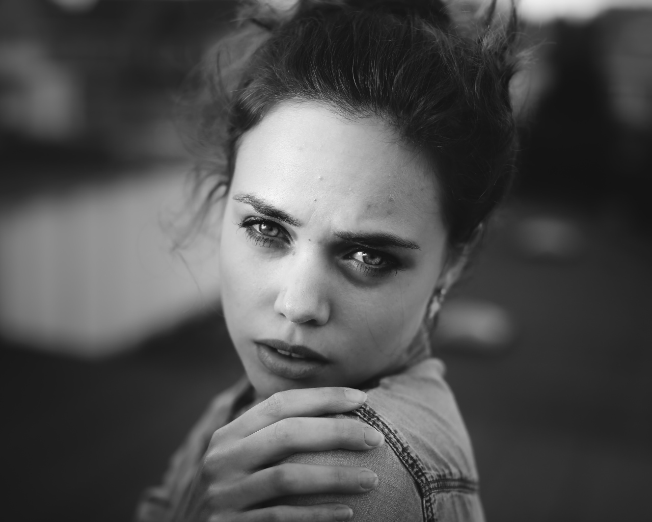 Черно белое фото девушки Aurela Skandaj