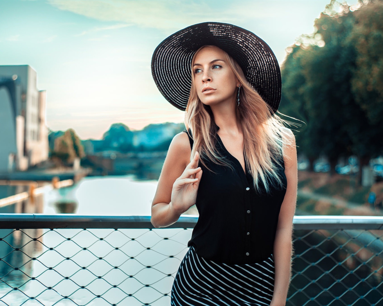 Черная кружевная шляпа на голове у девушки