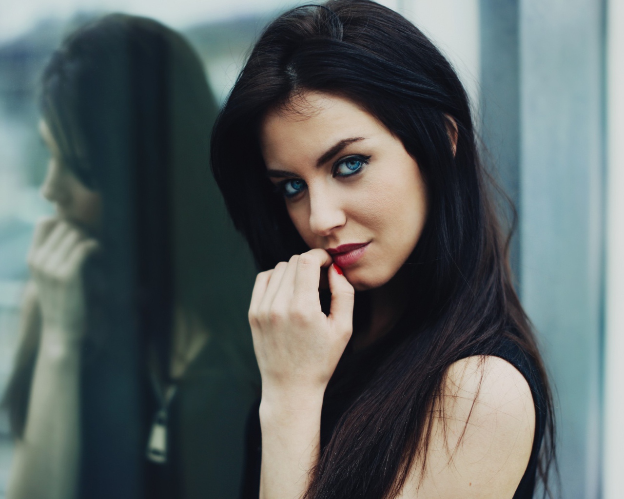 Голубоглазая брюнетка Aurela Skandaj