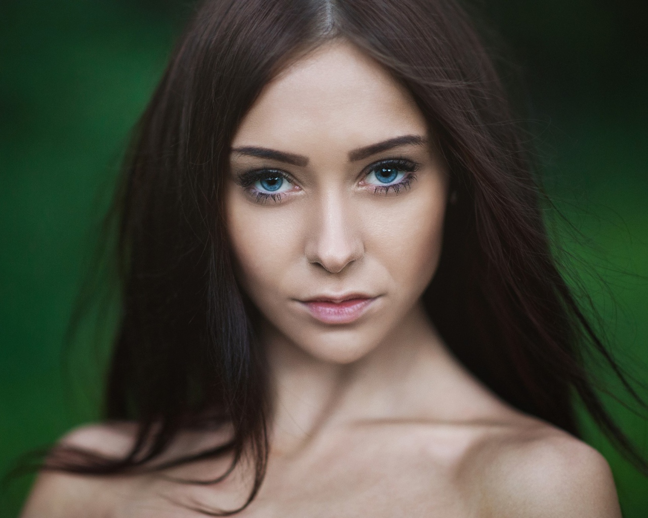 Голубоглазая модель Victoria Unknown