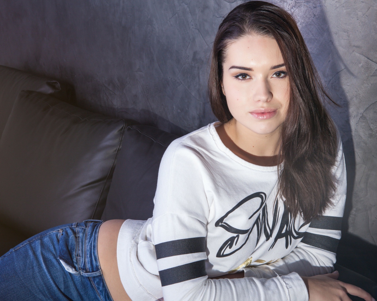 Модель брюнетка Aza