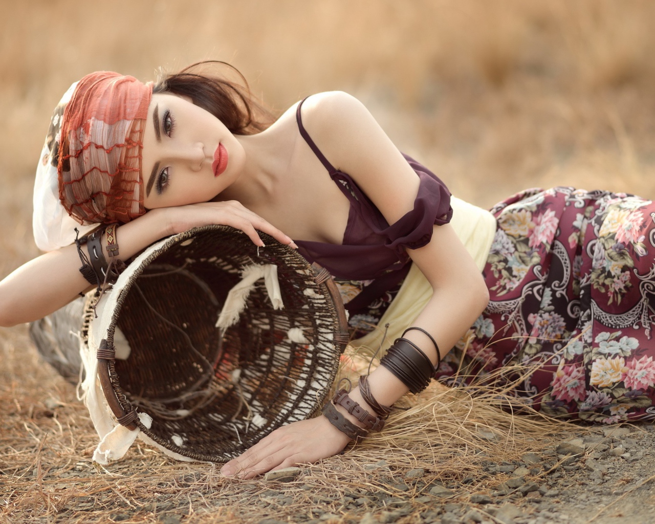 Модель брюнетка позирует с корзиной