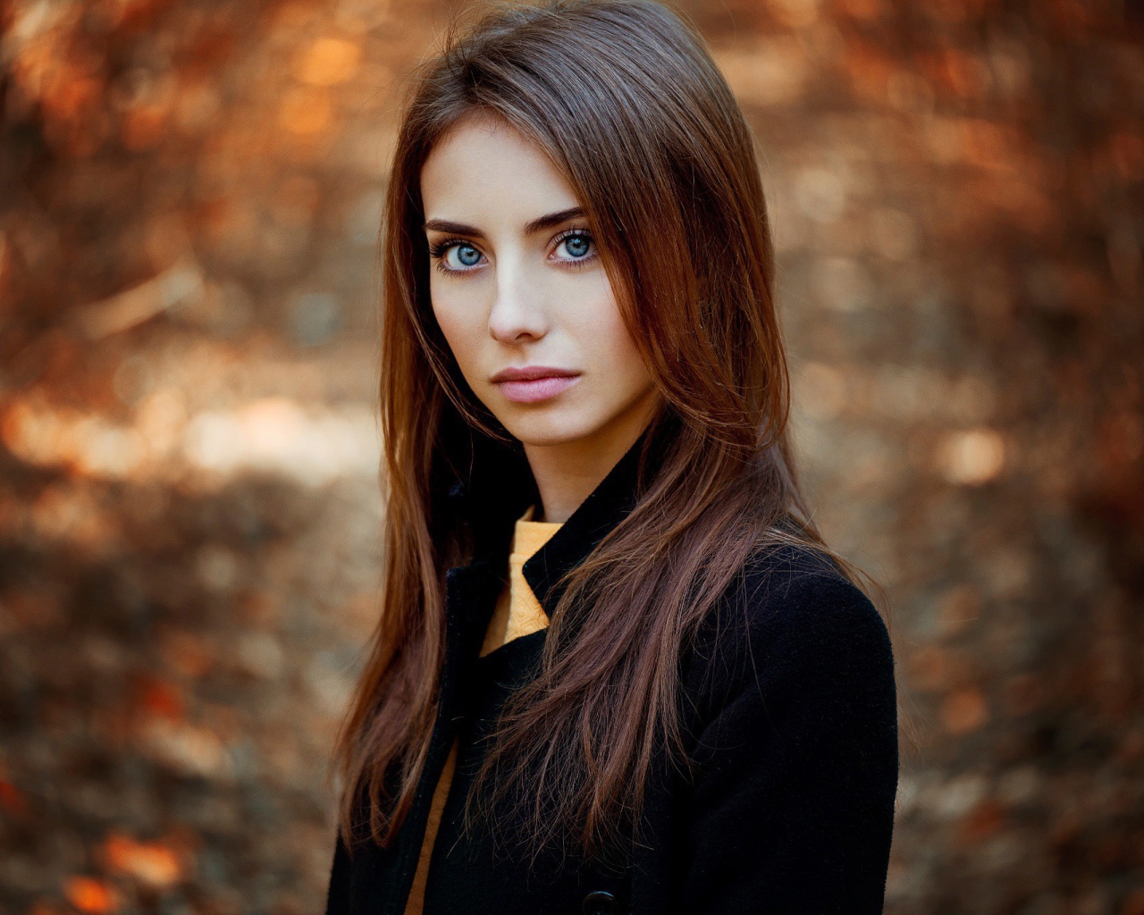 Брюнетка на размытом фоне, фото Анна Неврева