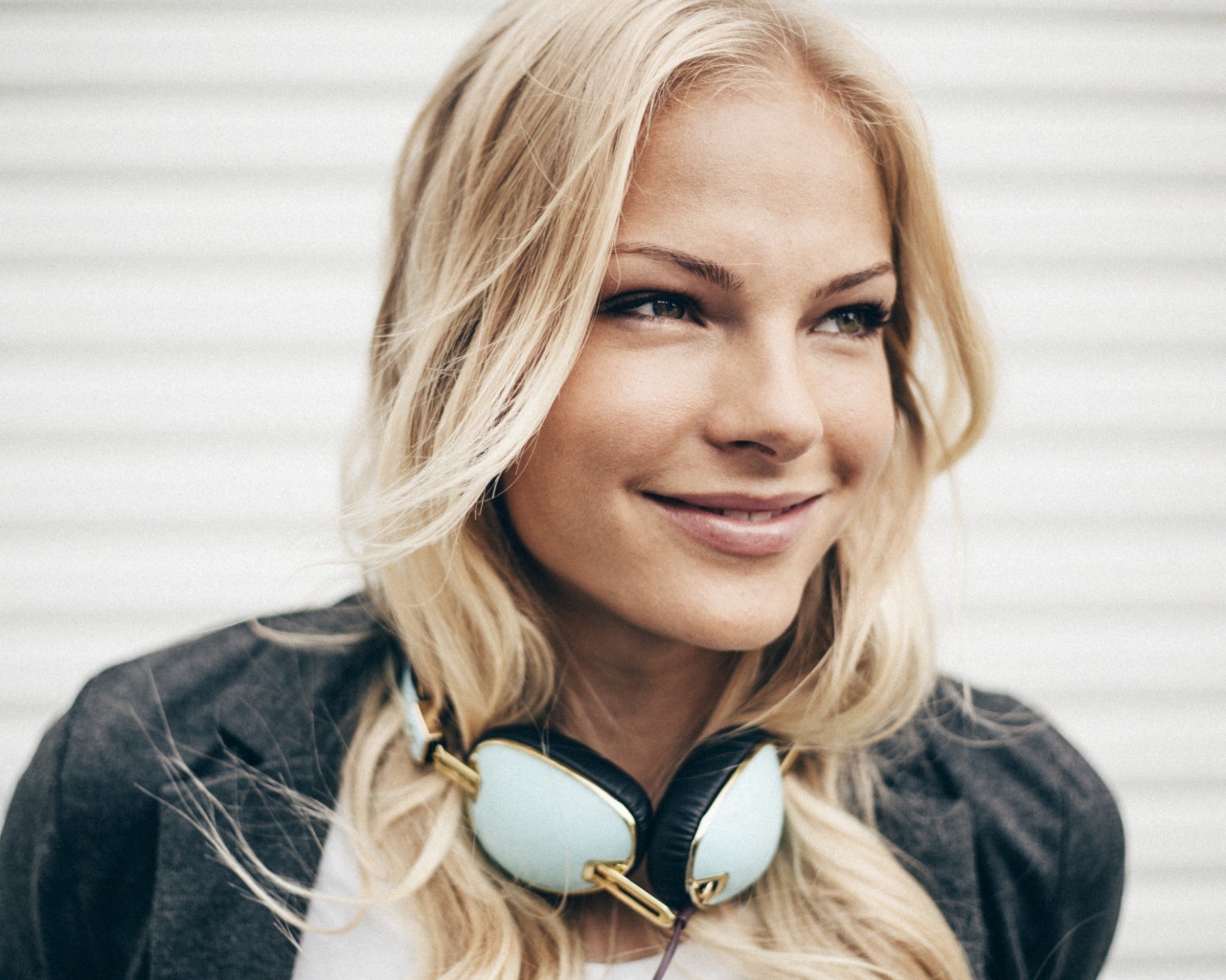 Дарья Клишина с наушниками на шее