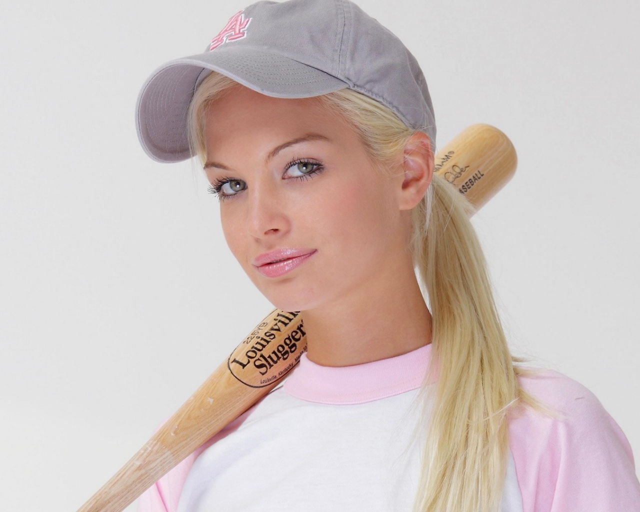 Девушка Franziska Facella с битой на плече