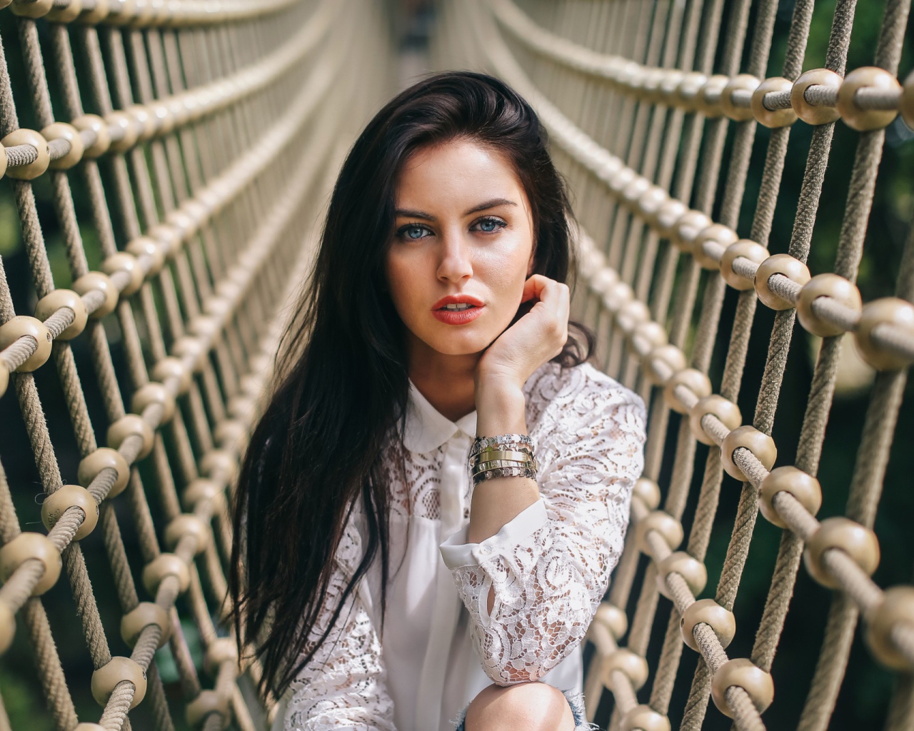 Девушка среди сетей, Aurela Skandaj