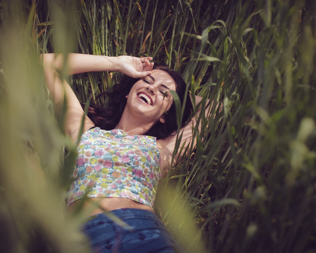 Девушка лежит в траве, Aurela Skandaj