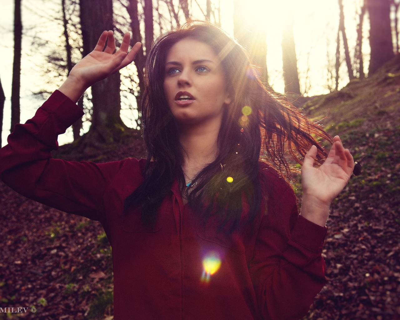 Девушка гуляет по парку, Aurela Skandaj