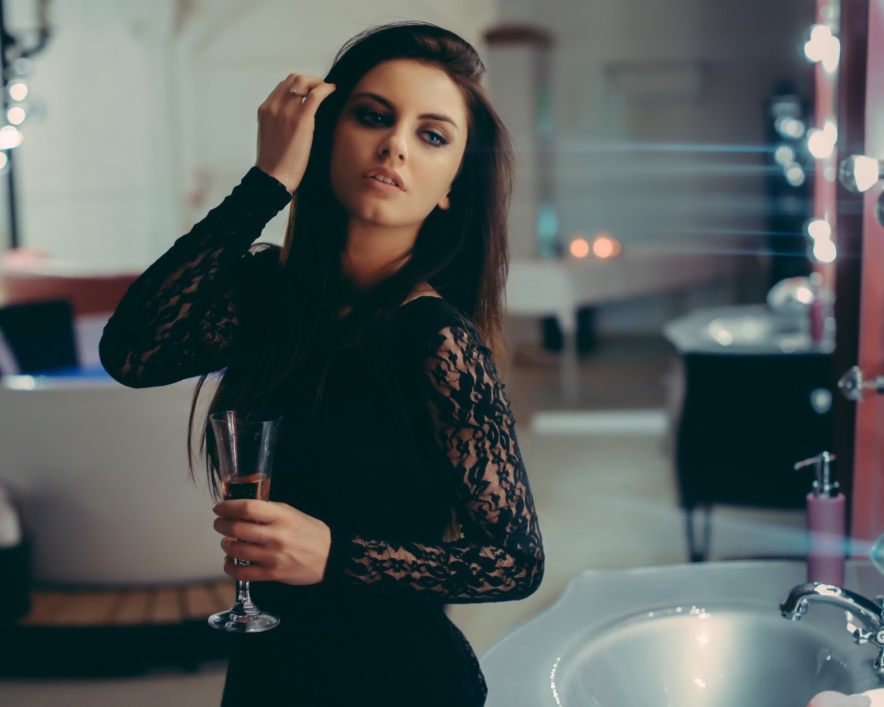 Девушка с бокалом, Aurela Skandaj