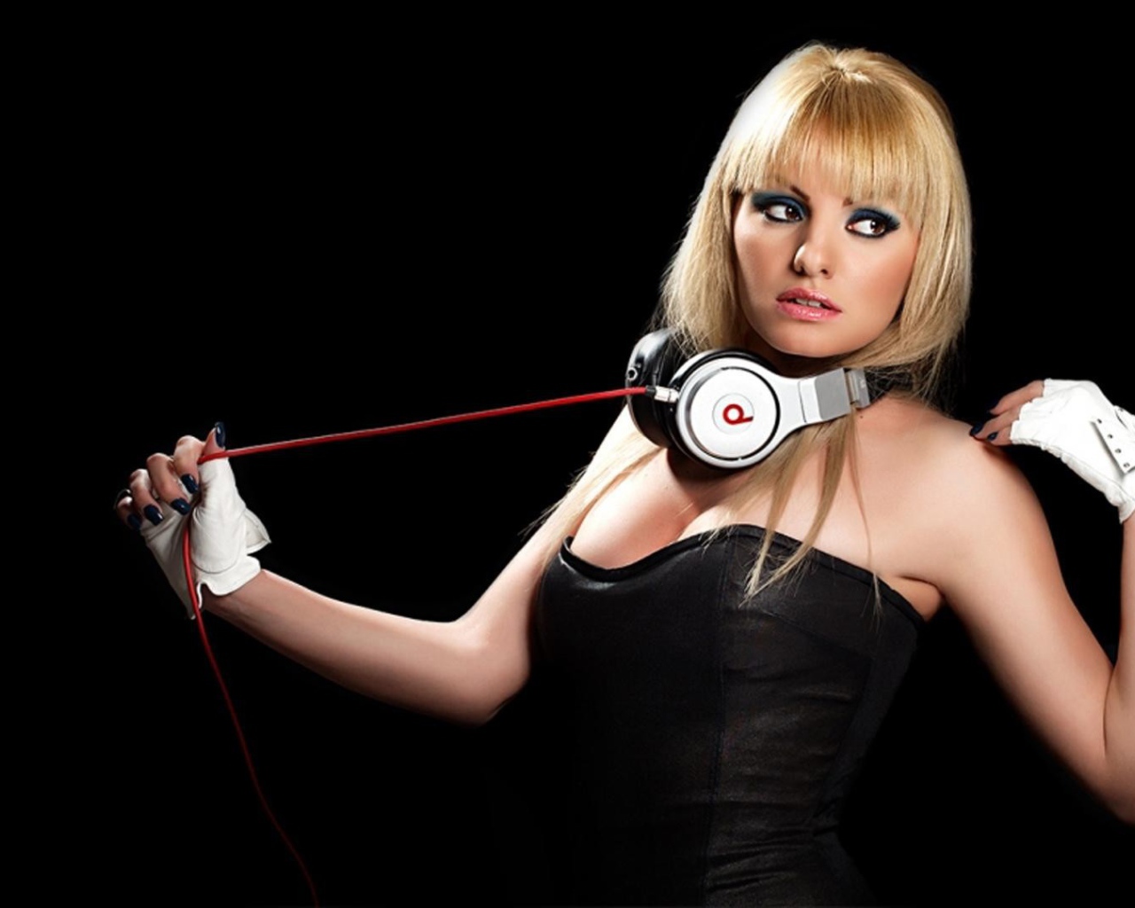 Наушники на шее Александры Стан