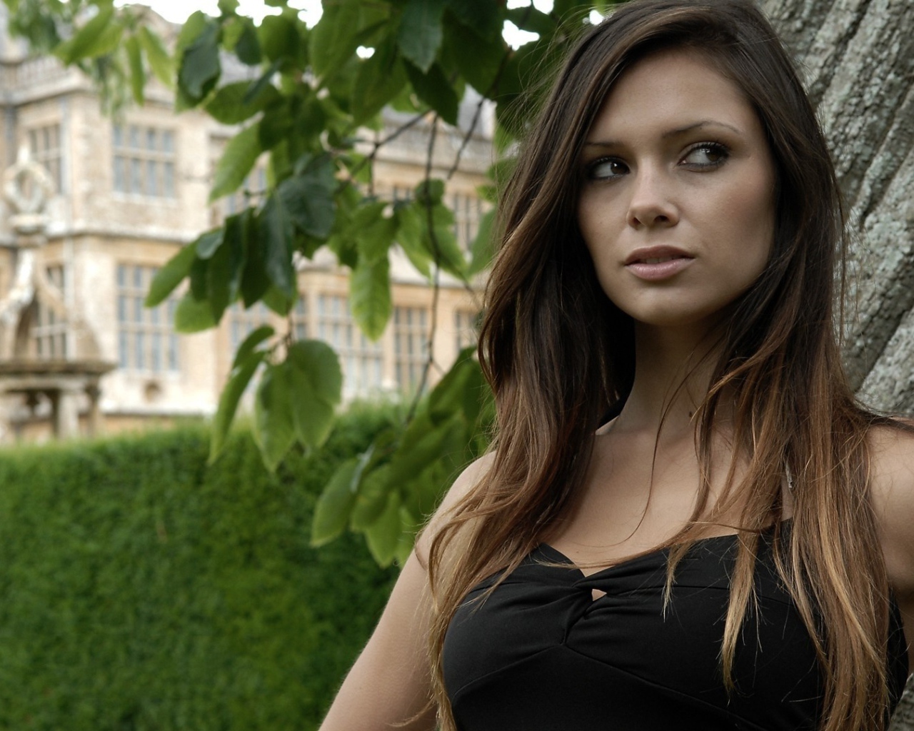 Длинноволосая модель Louisa Marie