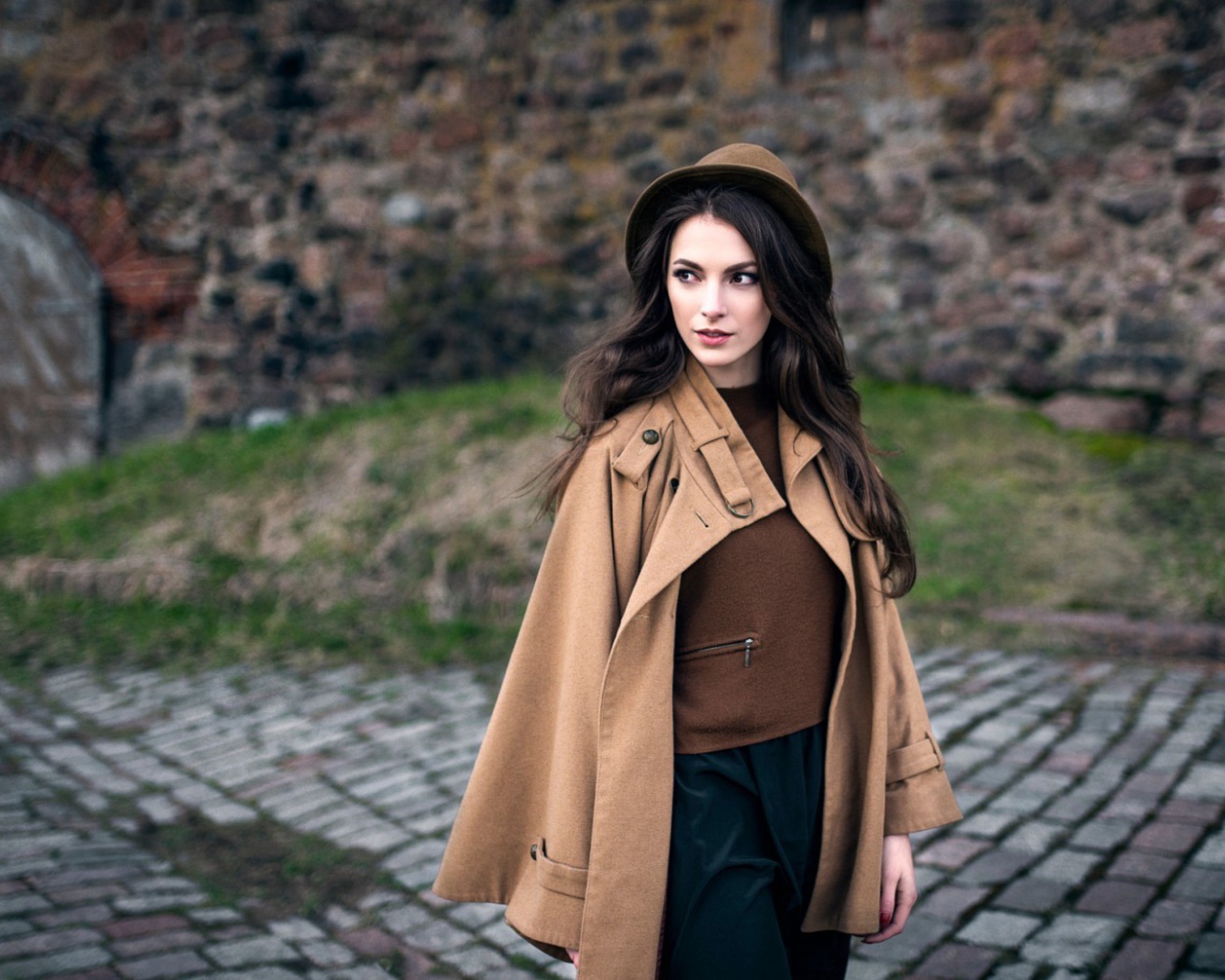 Модель Карина Сунцева  в шляпе и накидке