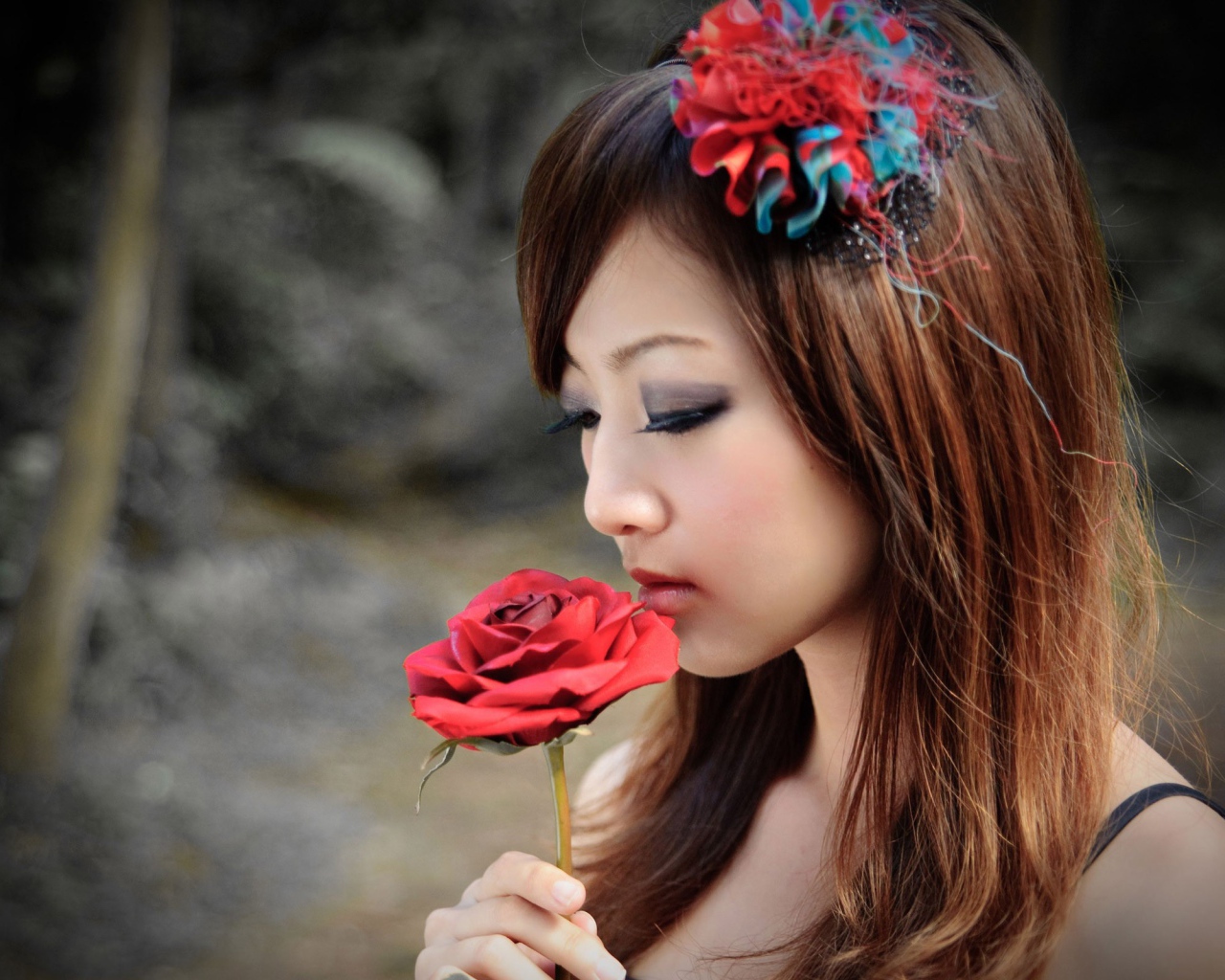 Модель Микако Чанг с розой в руке