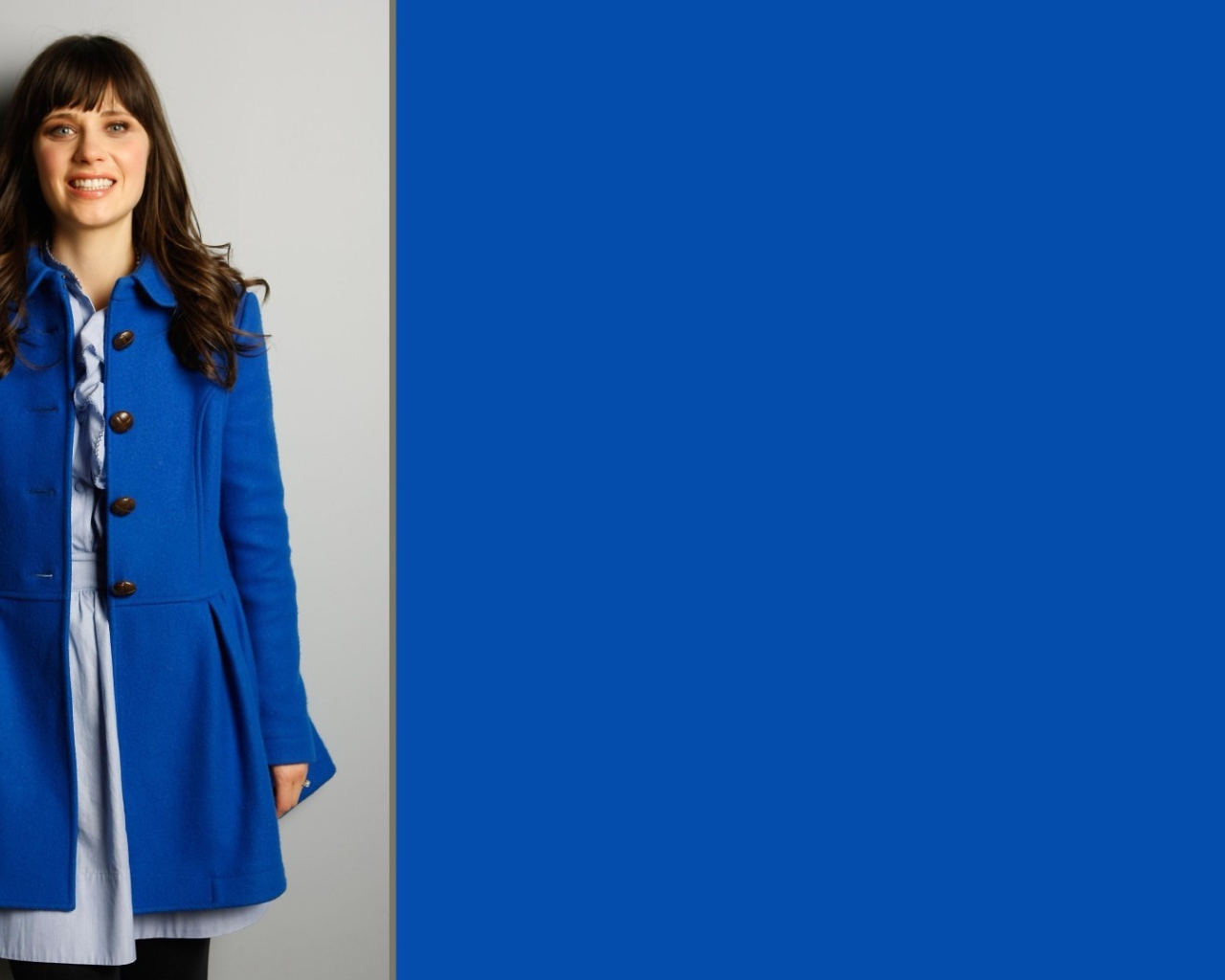 Модель Зоуи Дешанель в голубом пальто