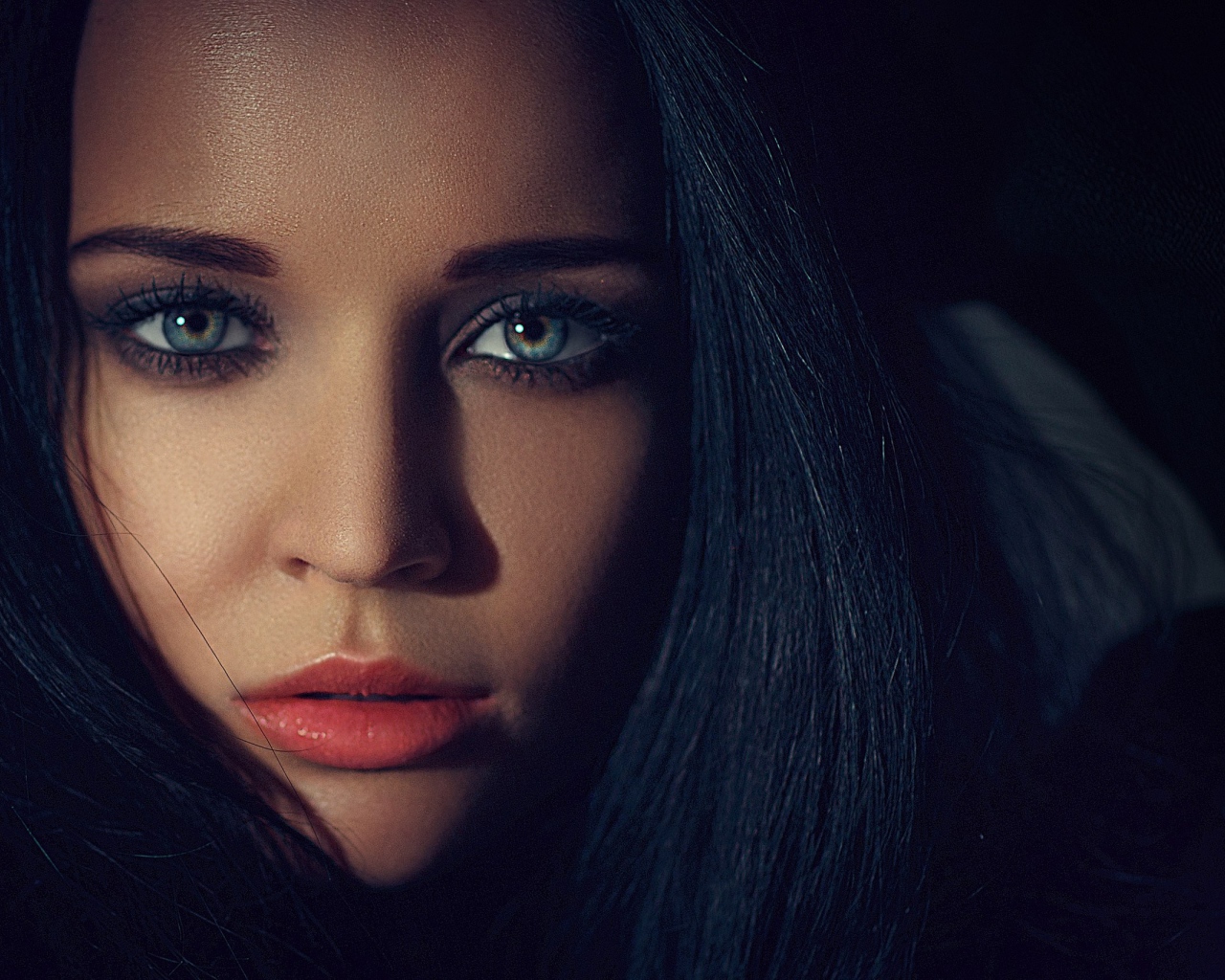 Модель брюнетка Ангелина Петрова