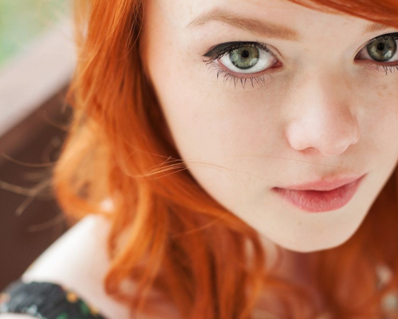 Рыжая модель с зелеными глазами Julie Kennedy