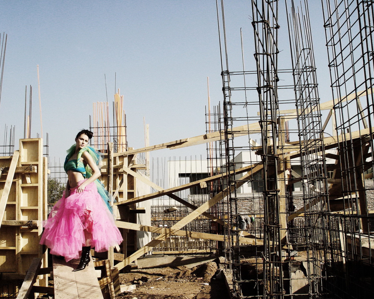 Девушка на стройке дома