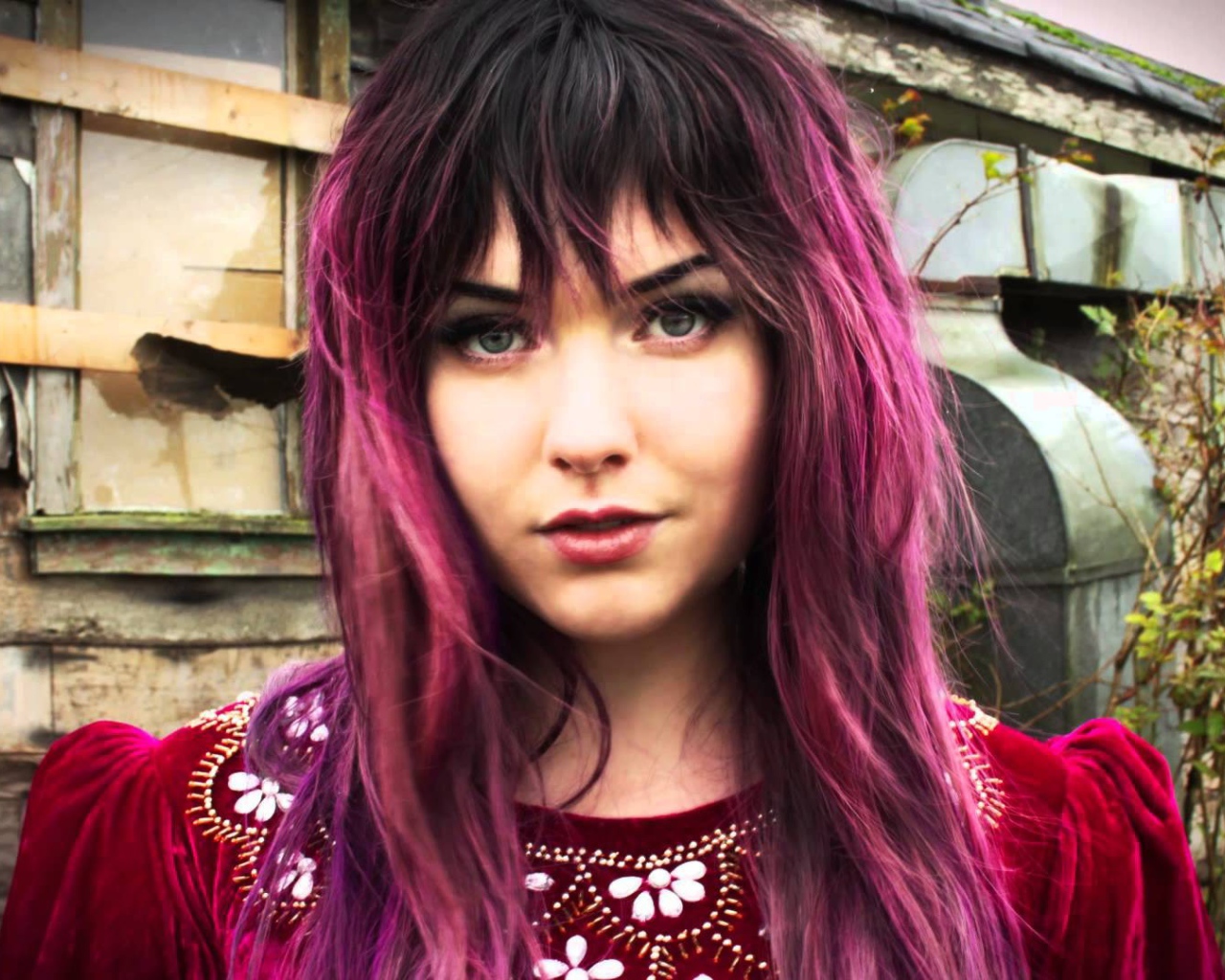 Модель Veela с красными волосами