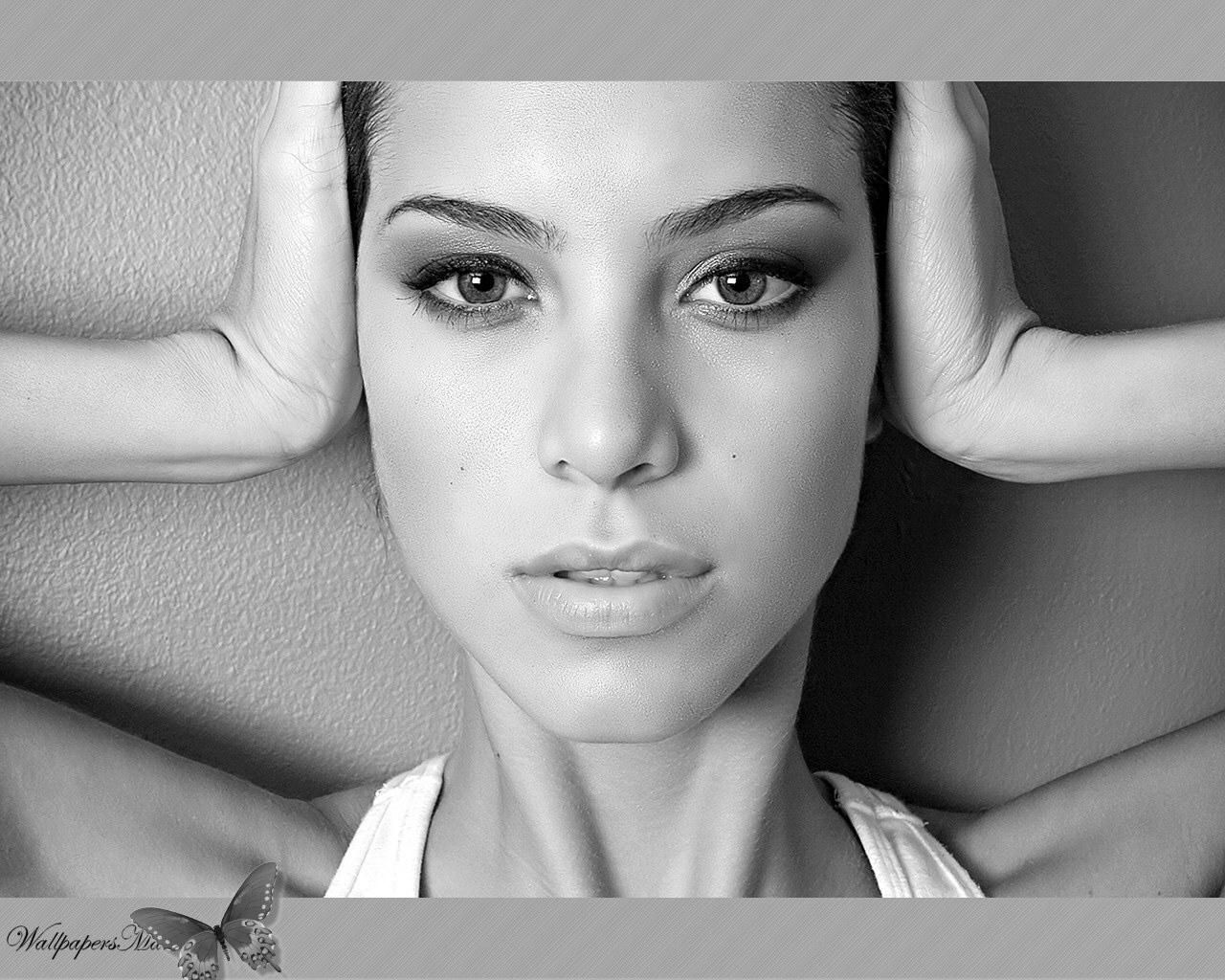 Девушка держит голову