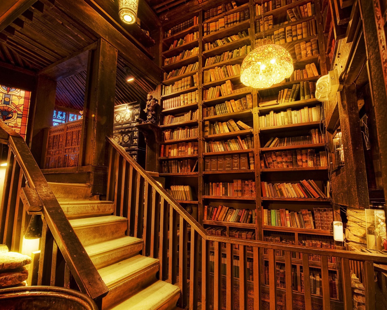 Интерьер деревянного здания библиотеки