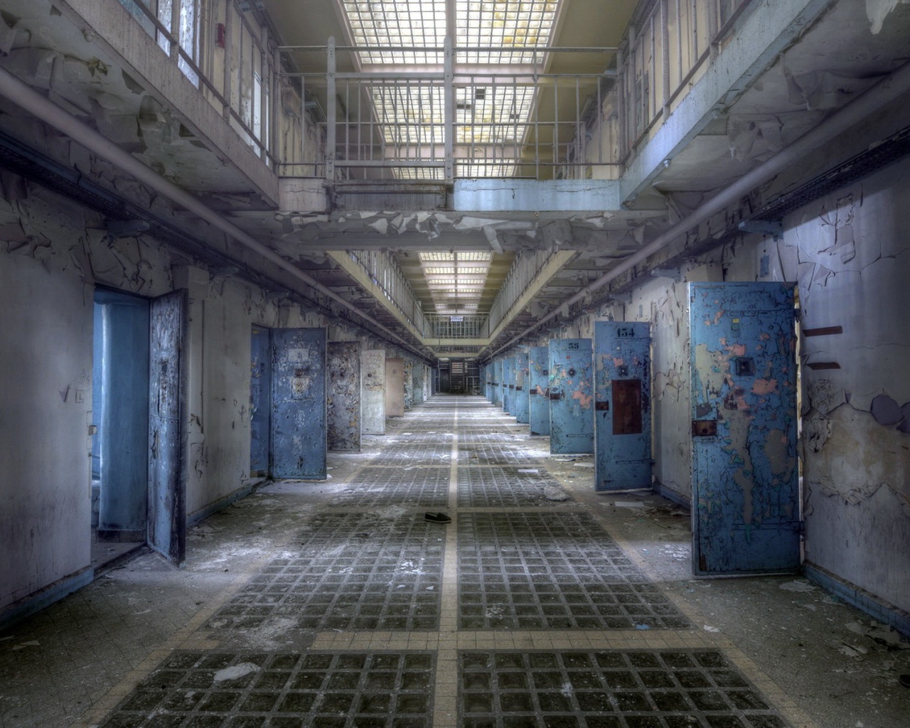 Интерьер заброшенной тюрьмы