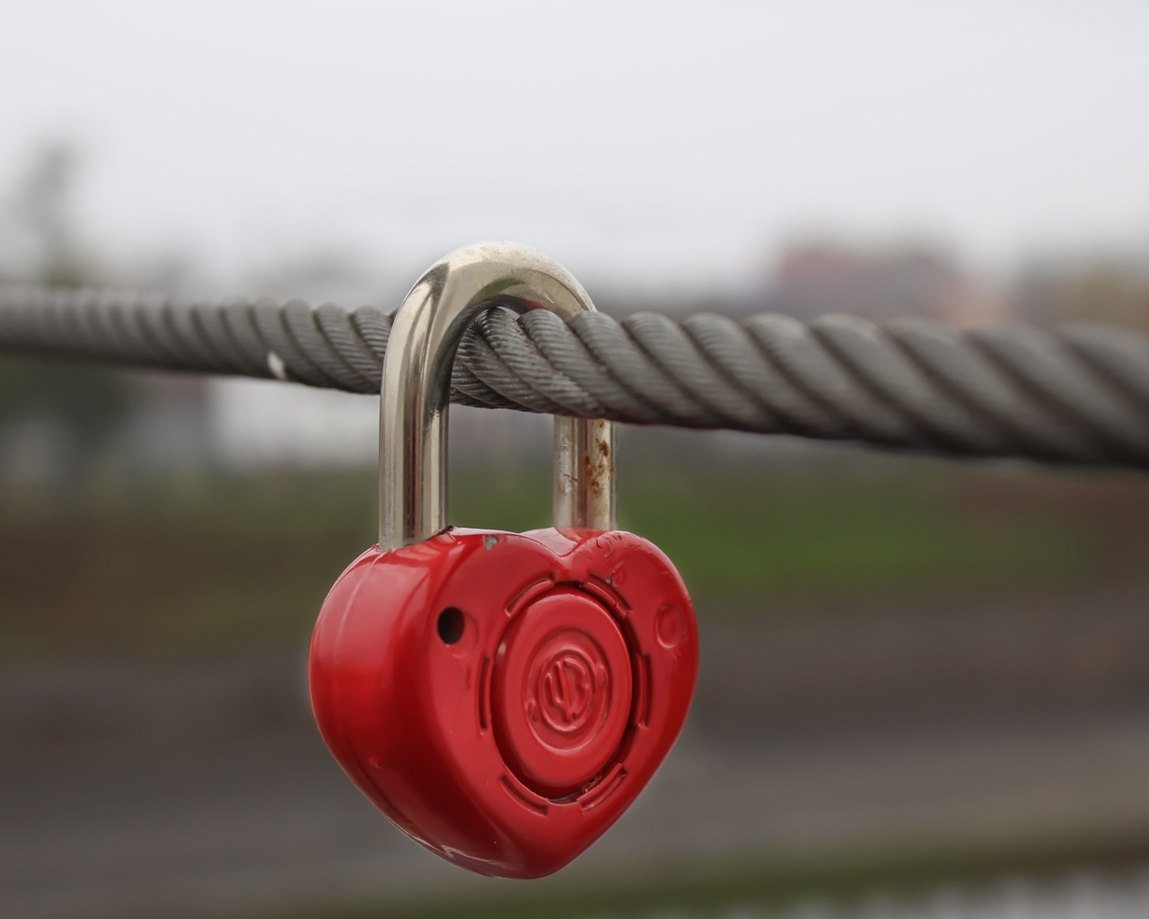 Замок в форме сердца висит на тросе