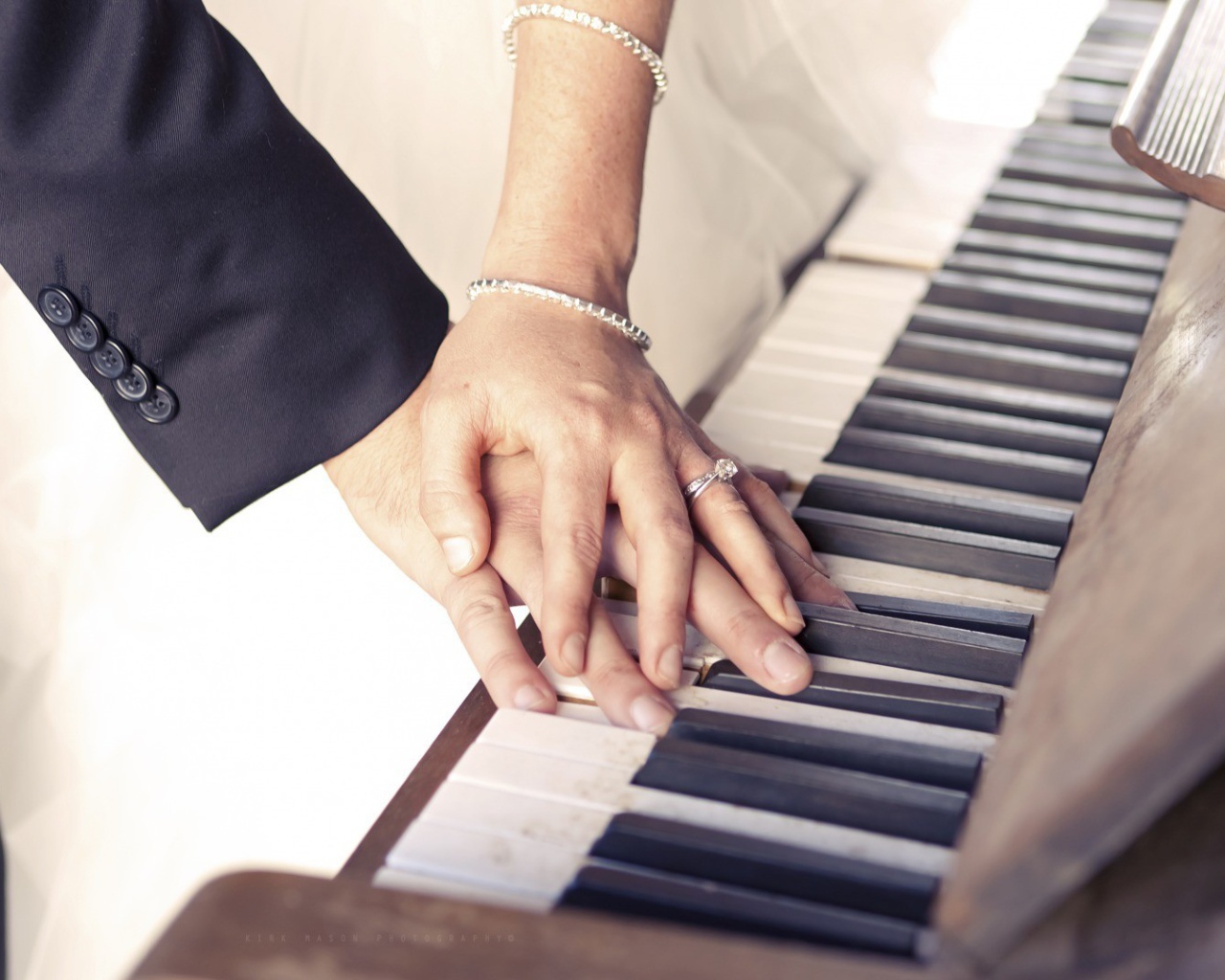 Руки влюбленных на пианино