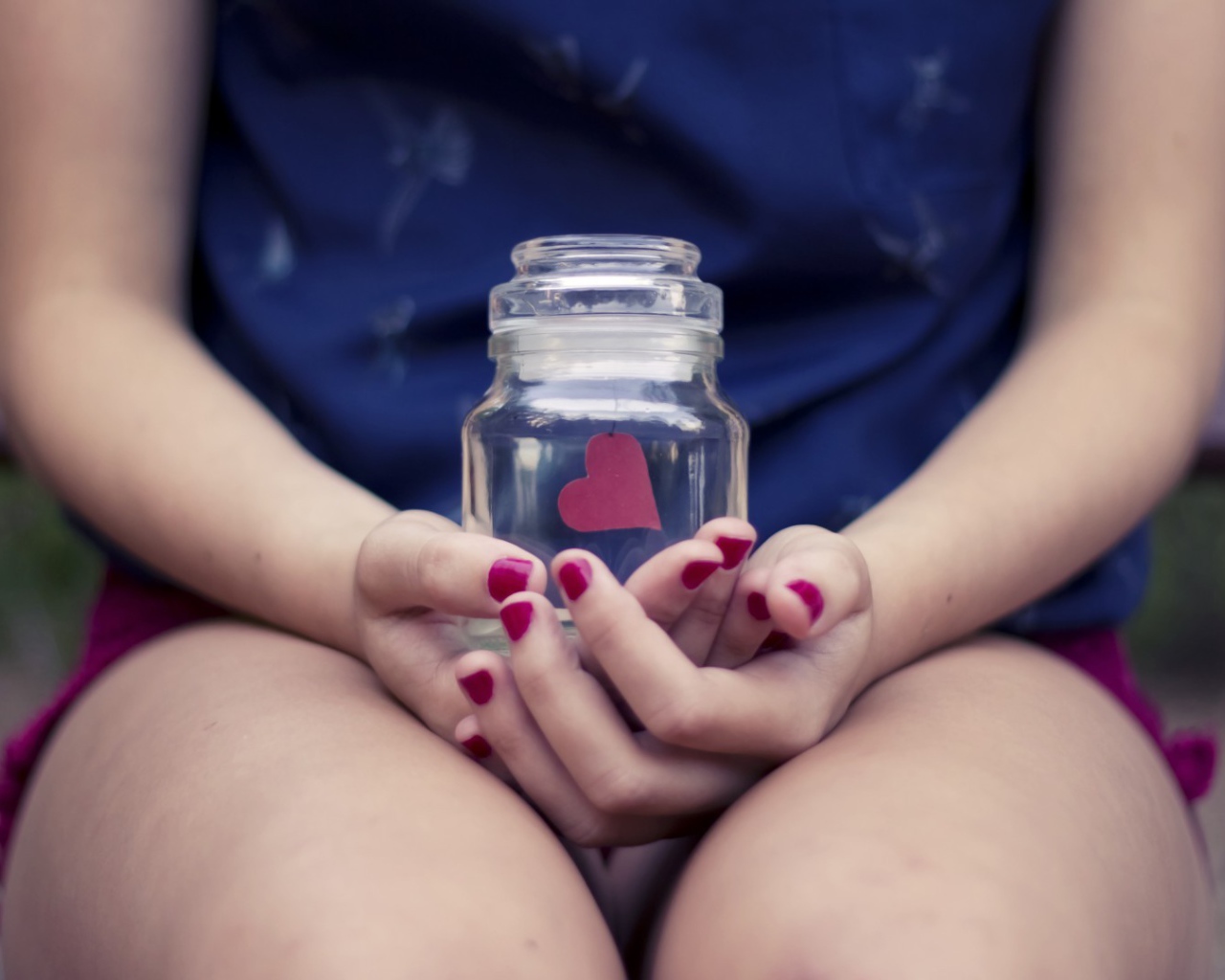 Сердце в банке в руках у девушки