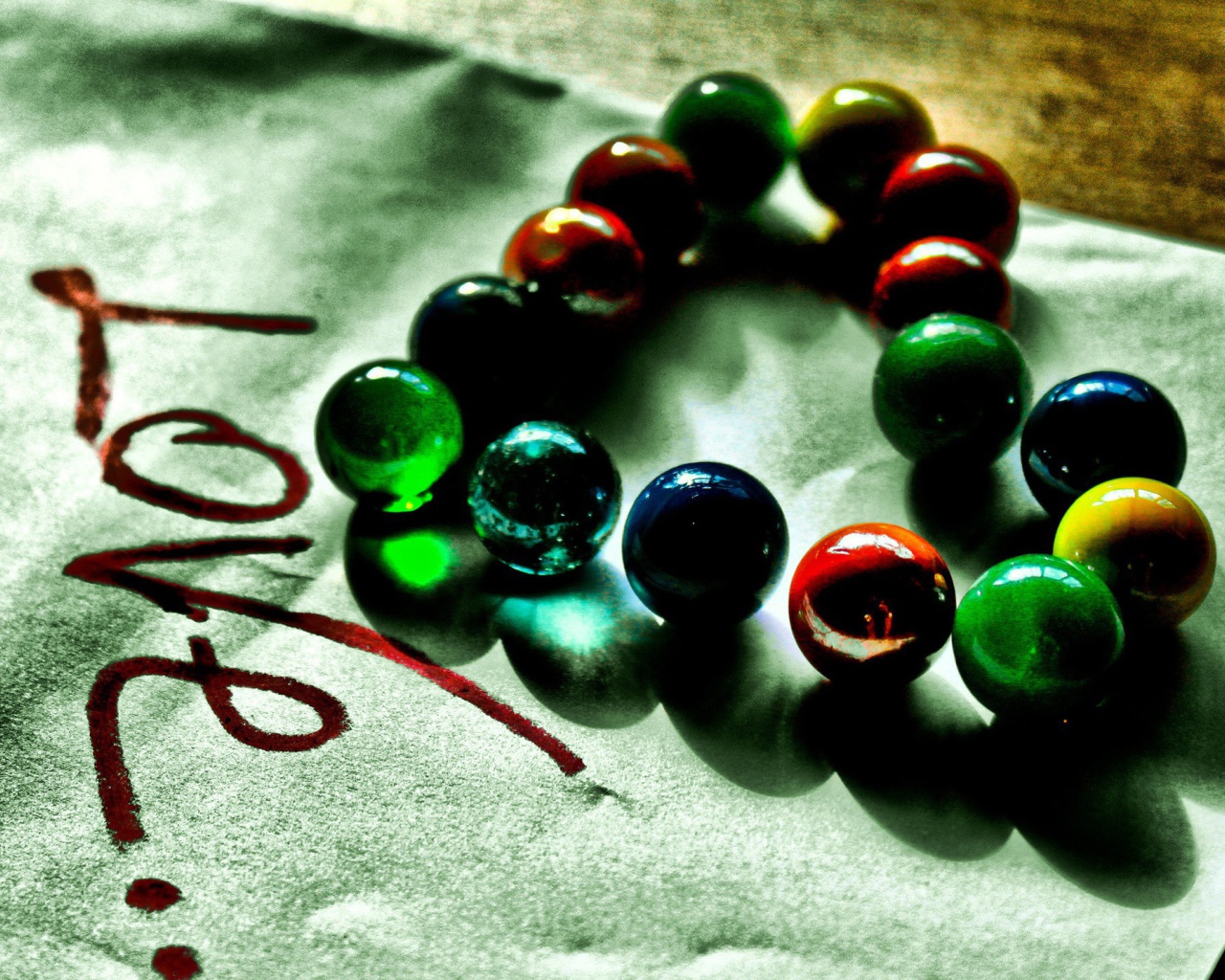 Сердце из стеклянных шариков