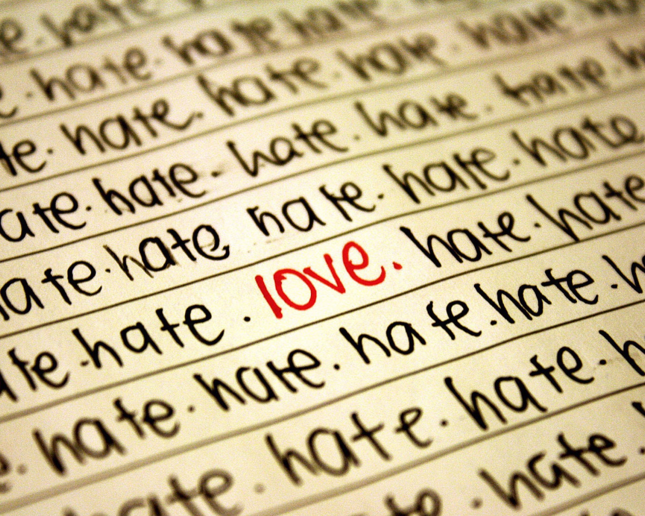 Надпись любовь между словами ненависти