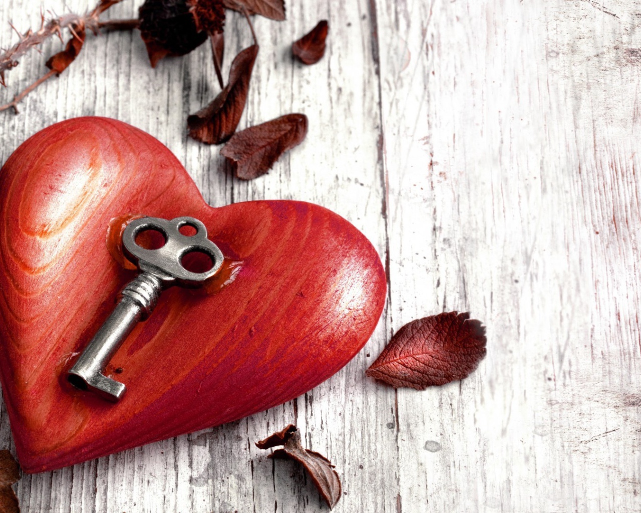 Ключ на деревянном сердце