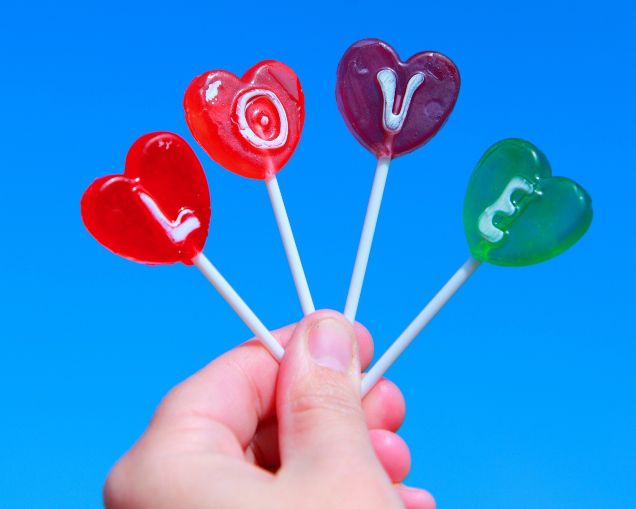 Леденцы со словом любовь