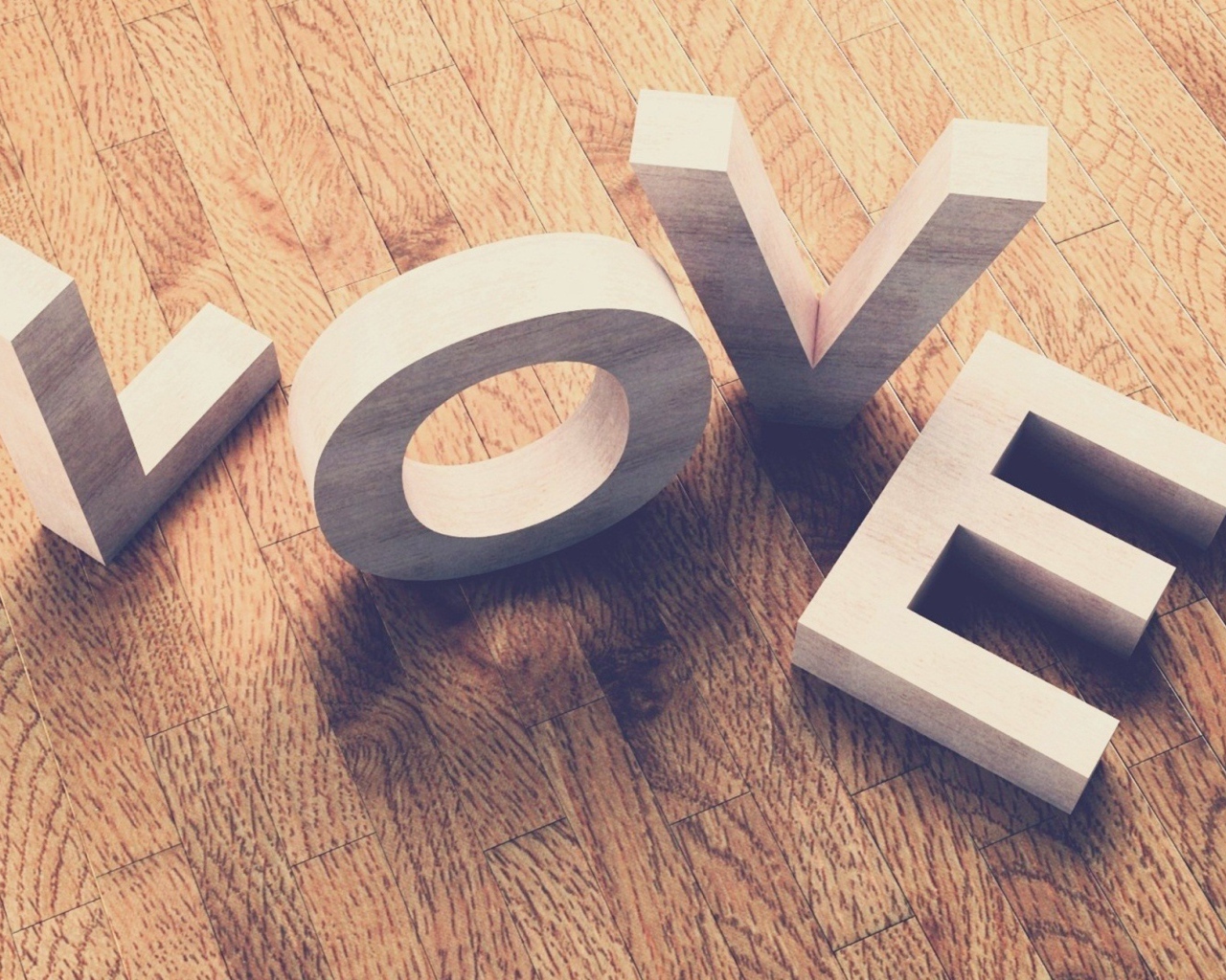 Буквы Любовь на паркете
