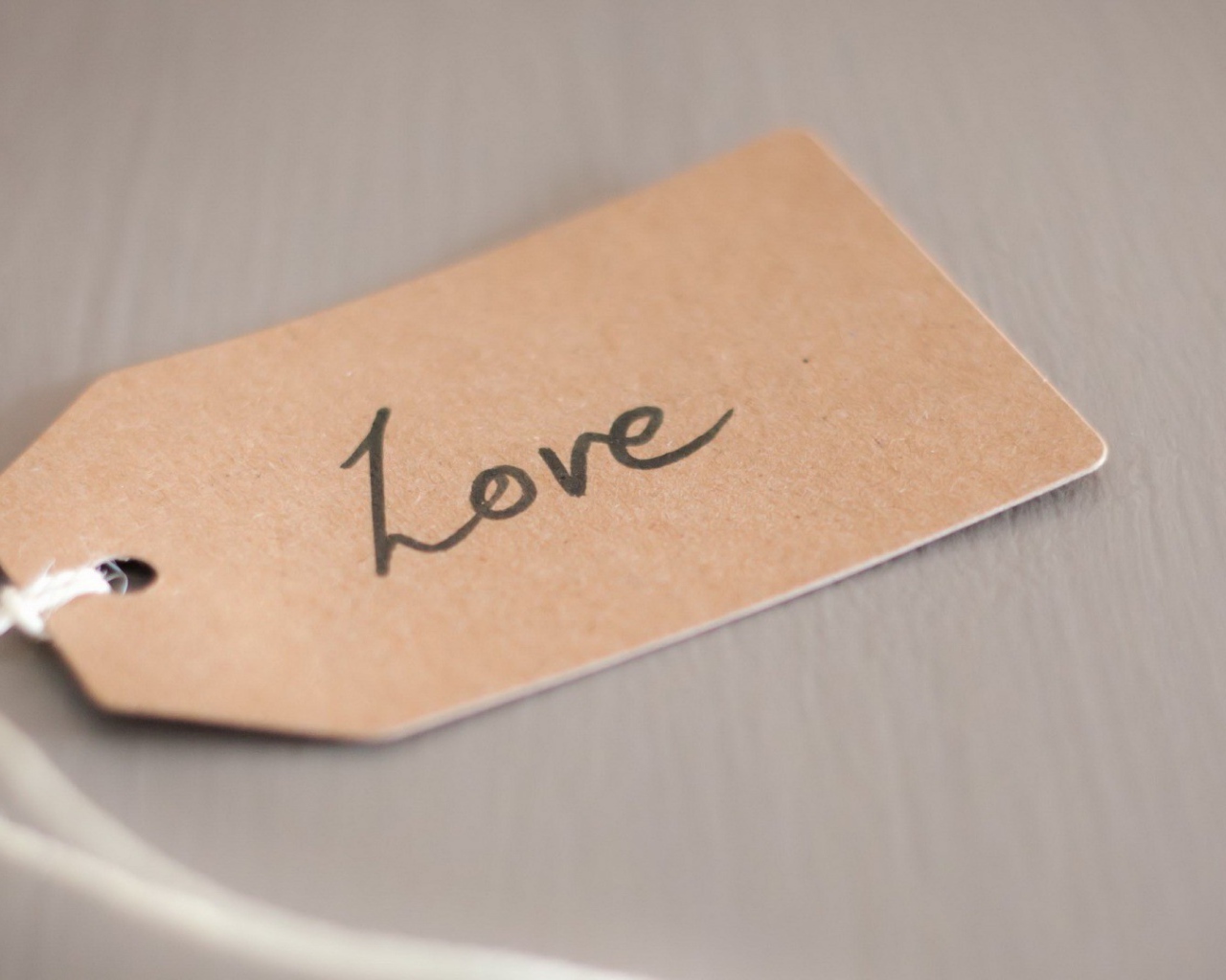 Надпись Любовь на бумажке с ниткой