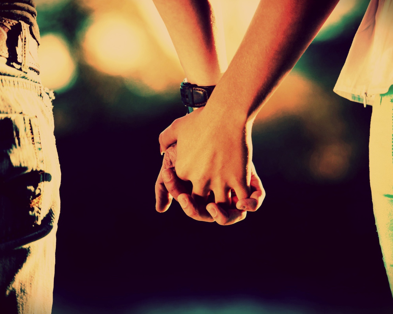 Влюбленные взялись за руки