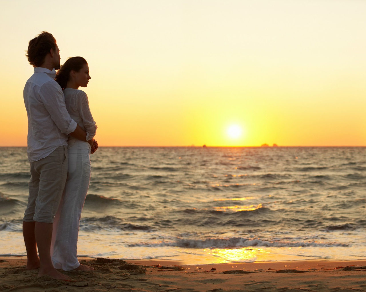 Влюбленные на закате у моря