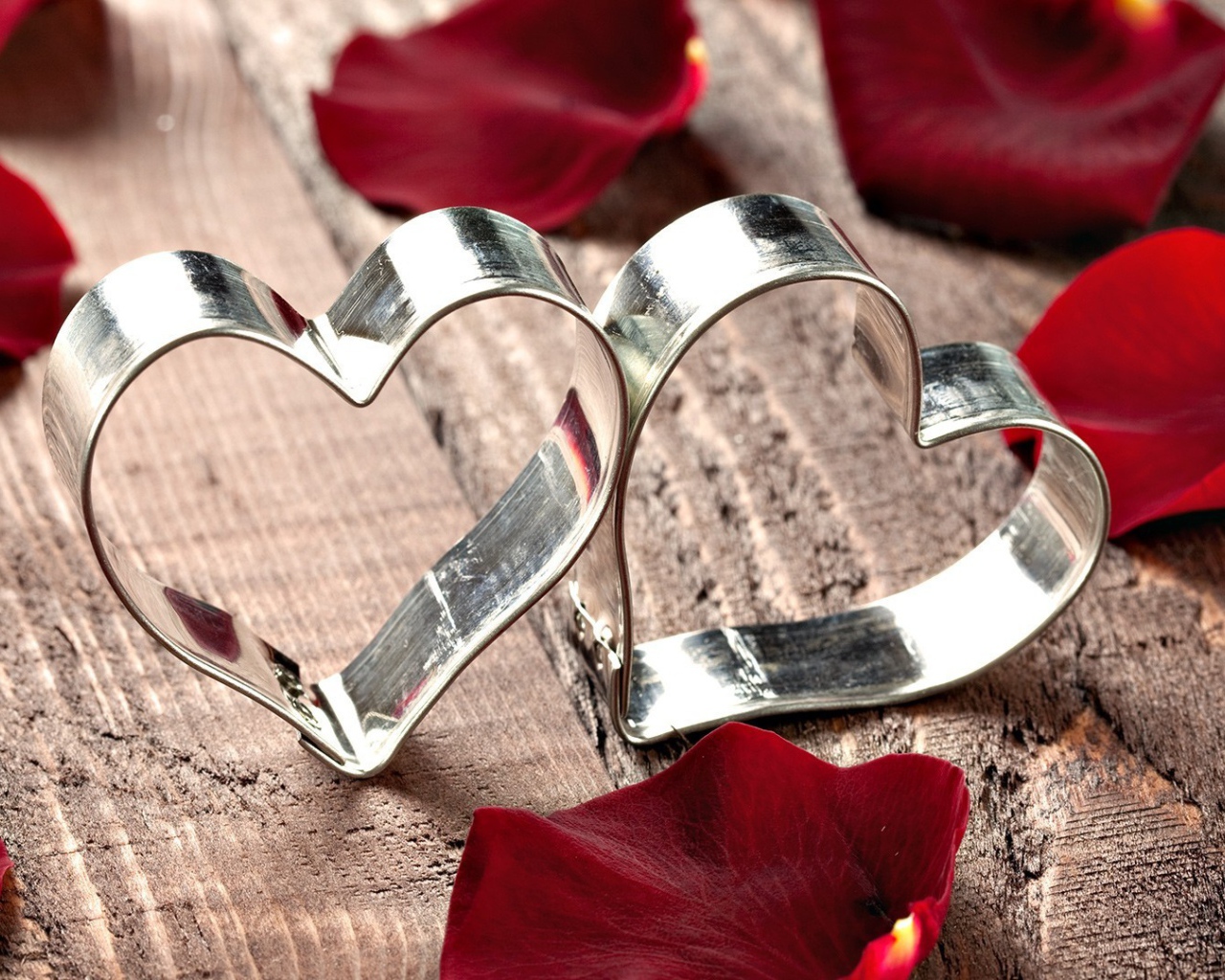 Две формочки для печенья в форме сердца