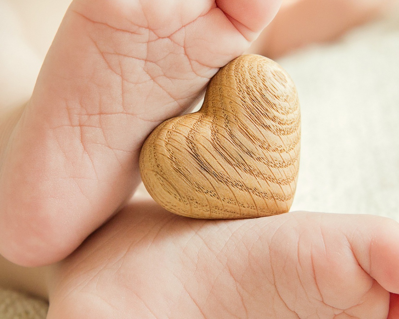 Деревянное сердце между ступней