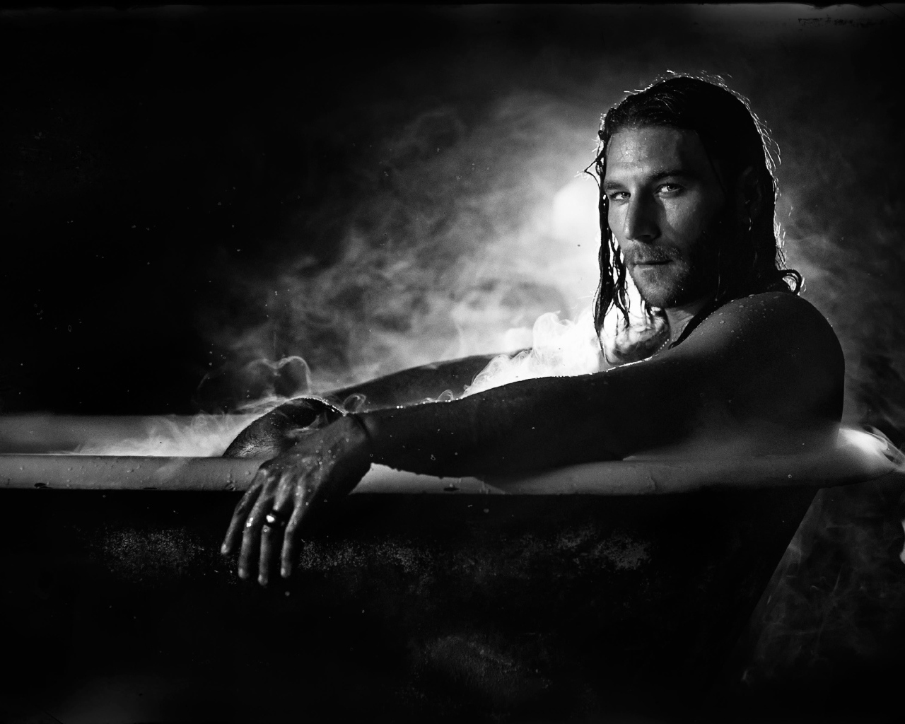 Мужчина принимает горячую ванну