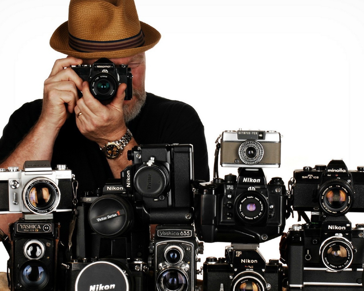 Фотограф с фотоаппаратами Никон