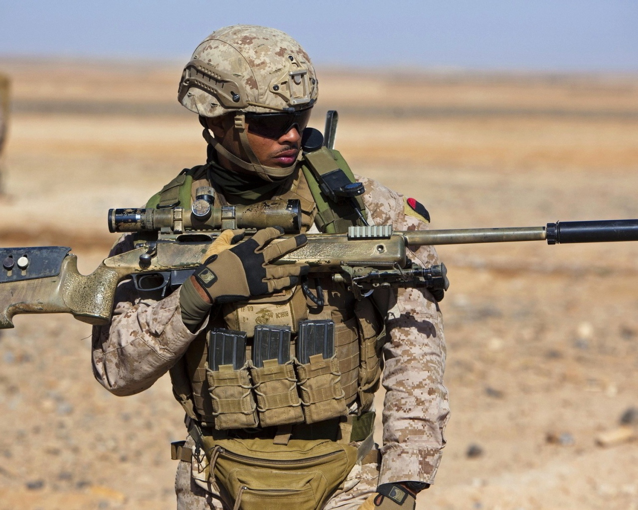 Солдат снайпер в пустыне