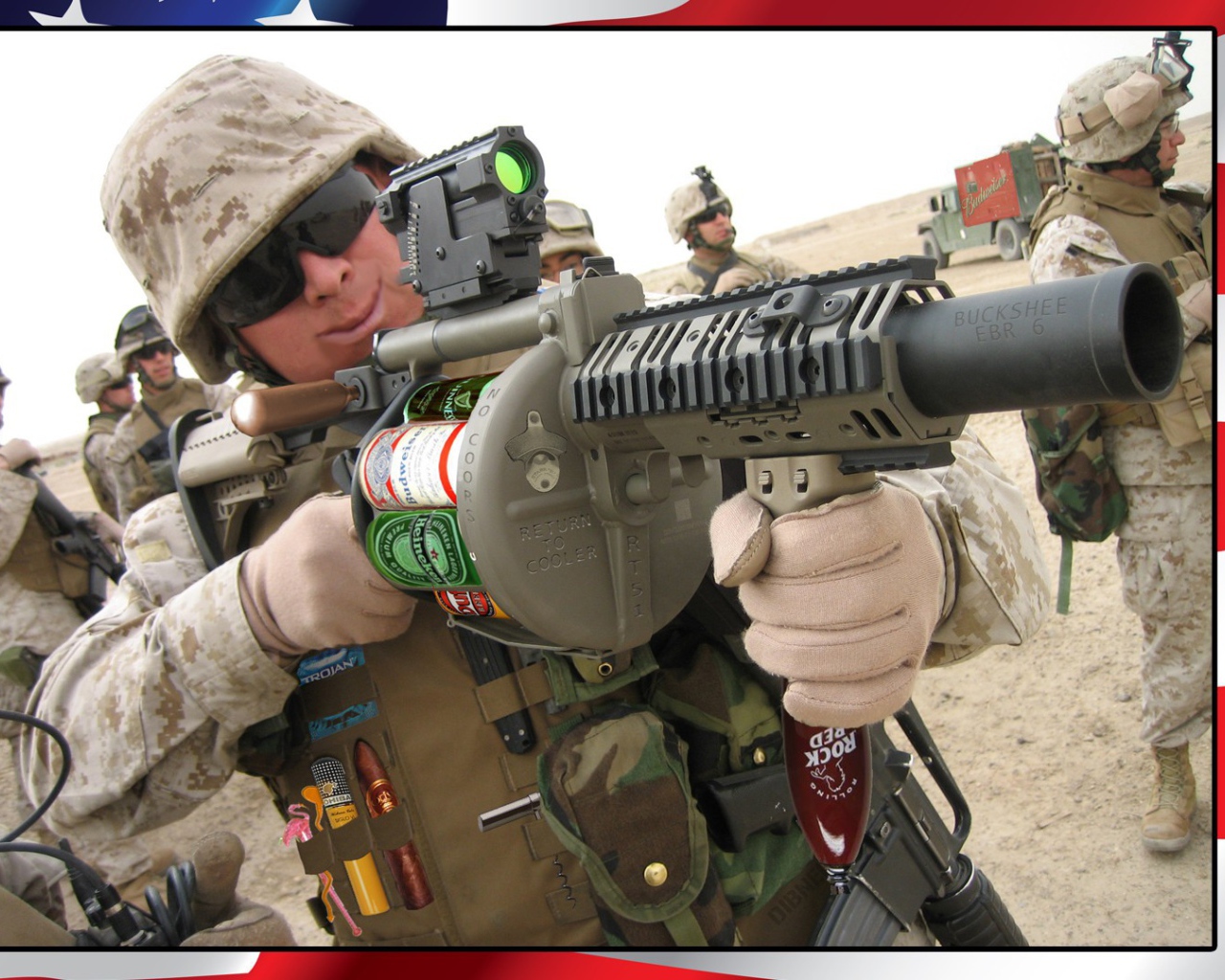 Солдат стреляет пивными бутылками