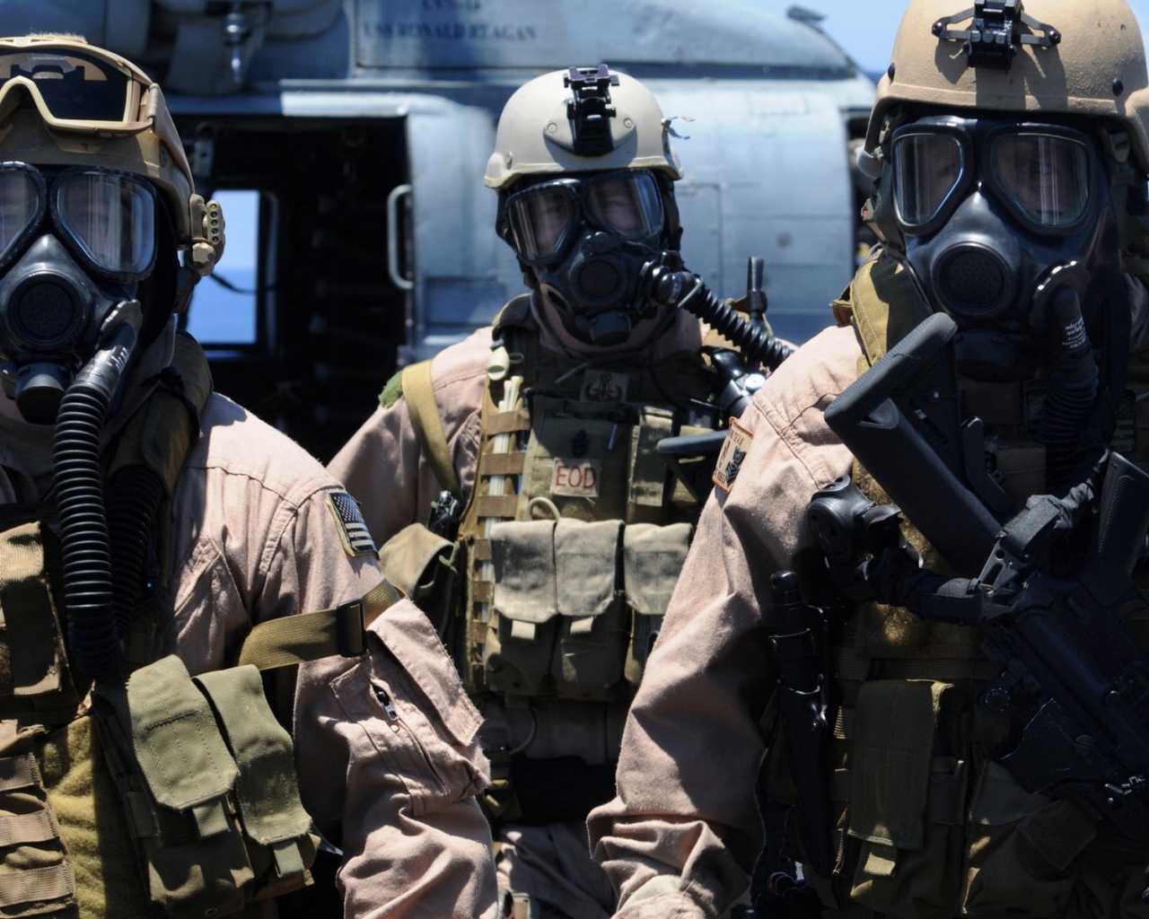 Солдаты в масках химической защиты