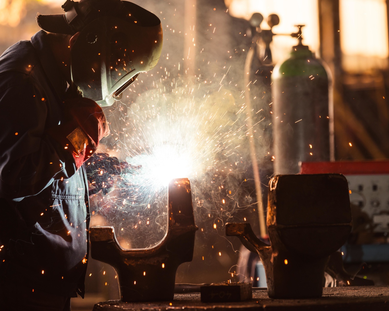 Мужчина занимается сварочными работами