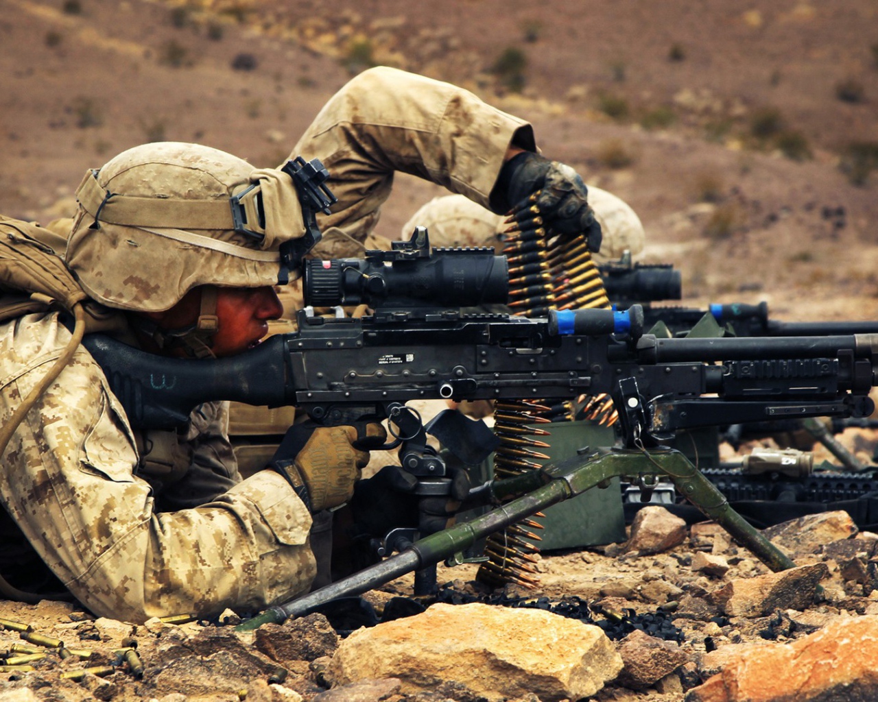 Солдат стреляет из пулемета