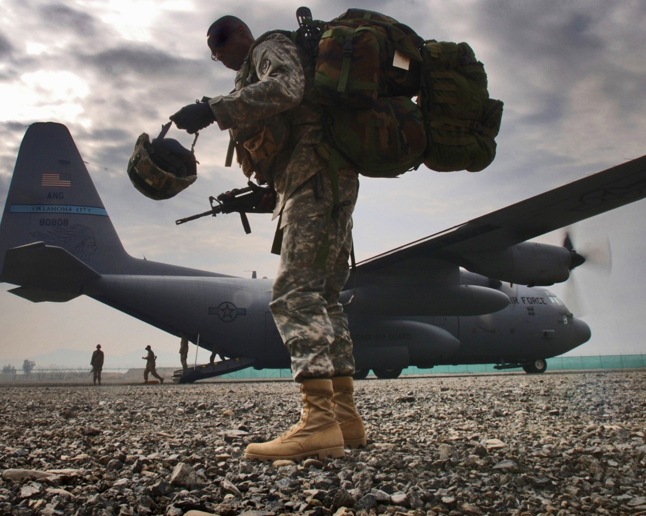 Солдат на фоне транспортного самолета