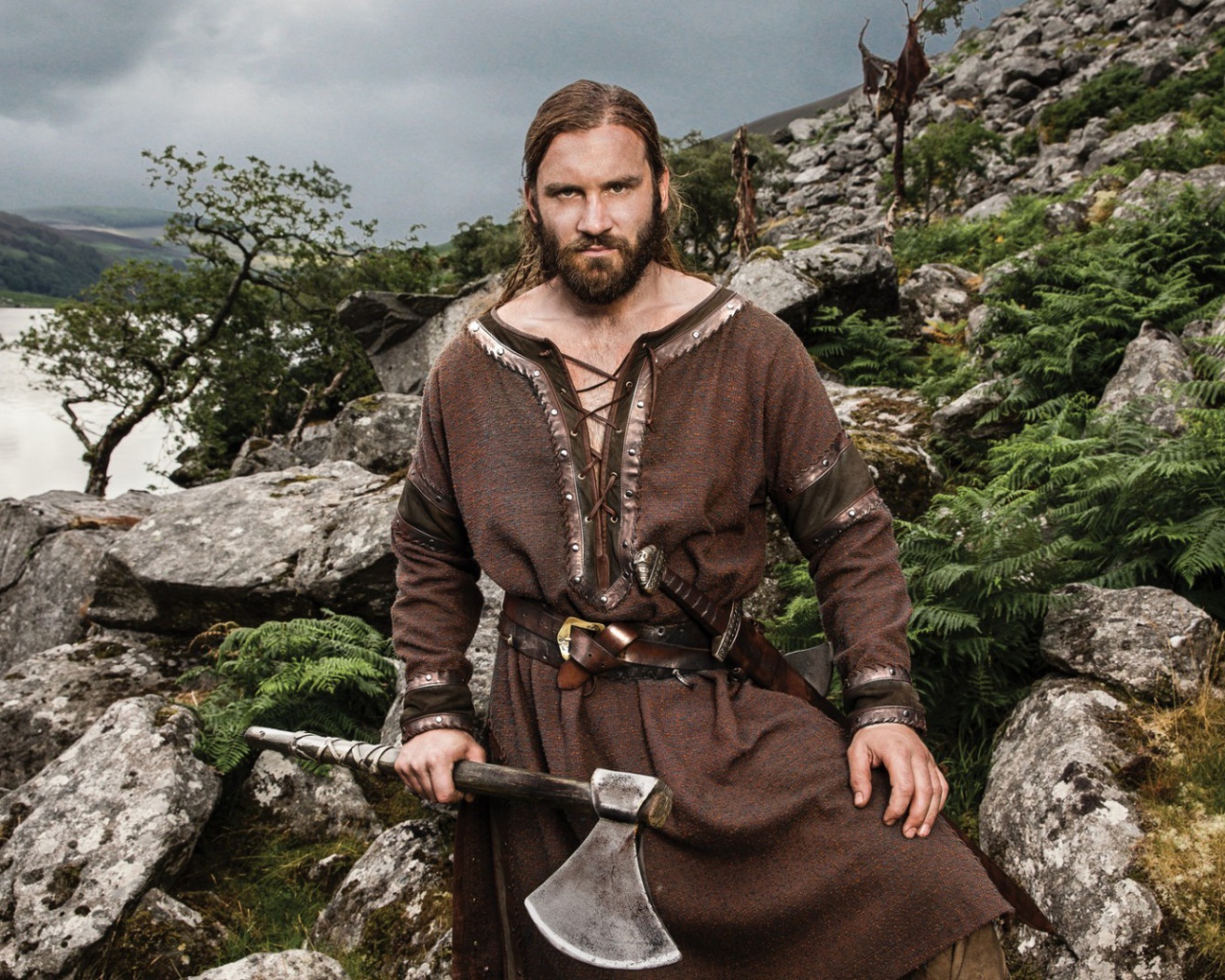 Викинг мужчина с топором в руке