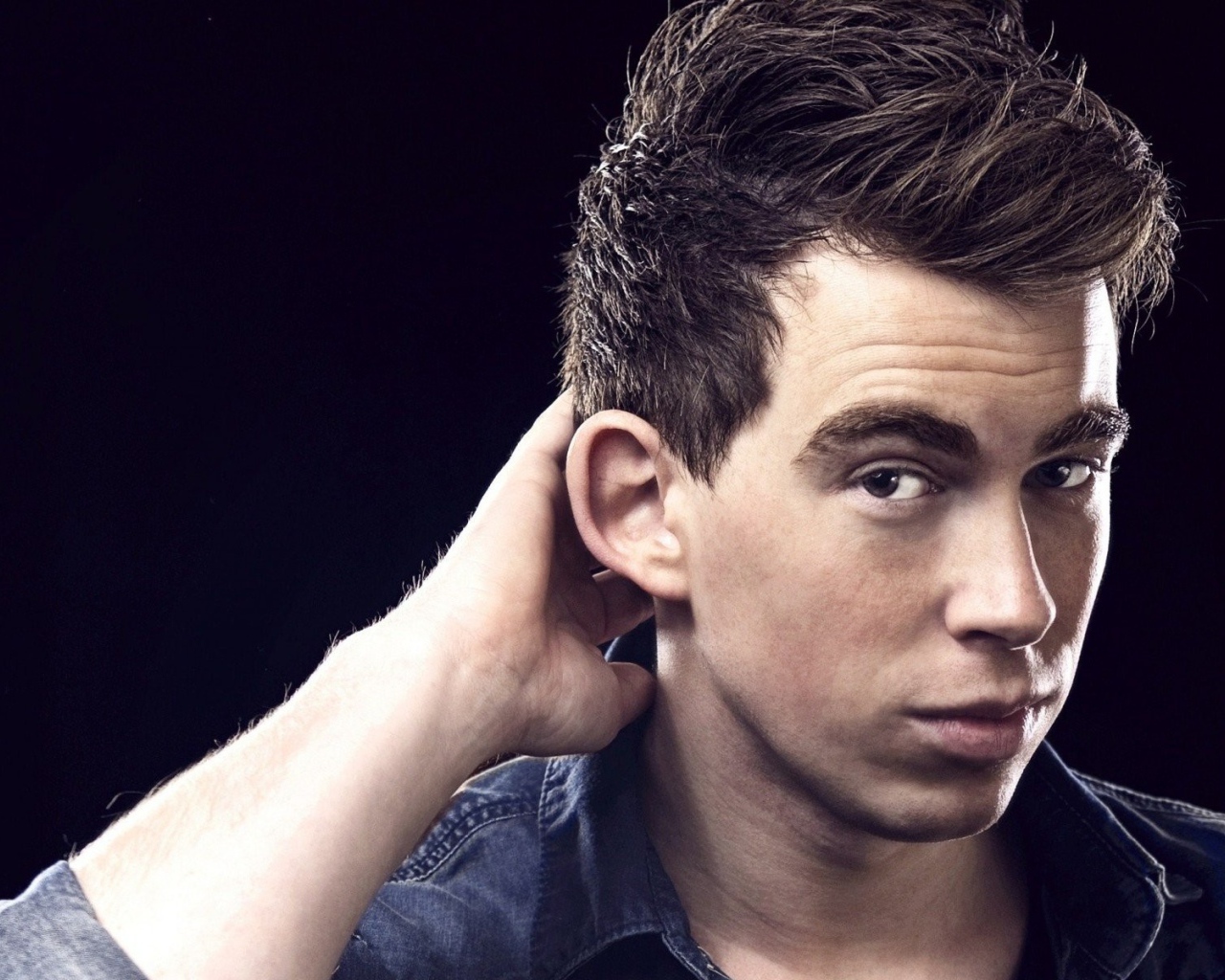 Молодой парень чешет затылок